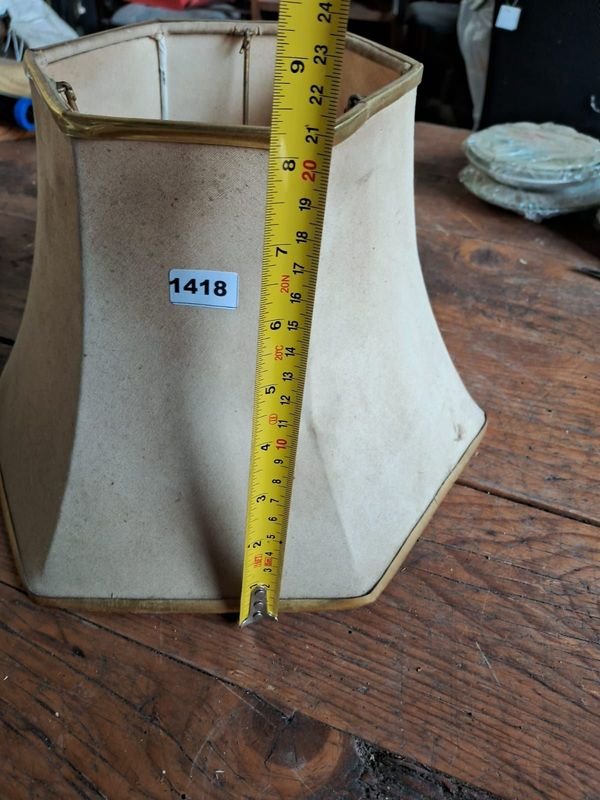 Lámparas de mesa con forma geométrica y detalles ornamentales - imagen 3