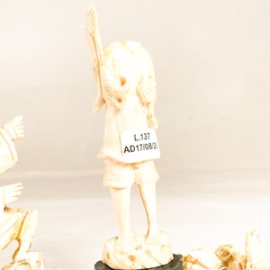 Tres Figuras de Marfil: Pescador, Samurai y Grupo - imagen 3