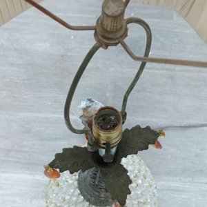 Lámpara de Mesa Estilo Piña con Base de Bronce y Pantalla Plisada - imagen 5