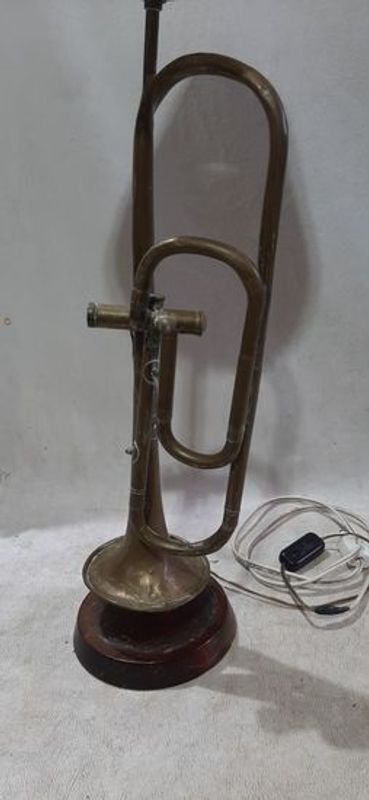 Lámpara con trompeta como base - imagen 3