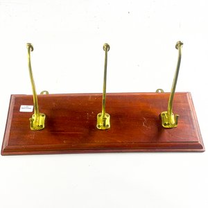 Lote anterior: Perchero de Madera con Ganchos de Bronce
