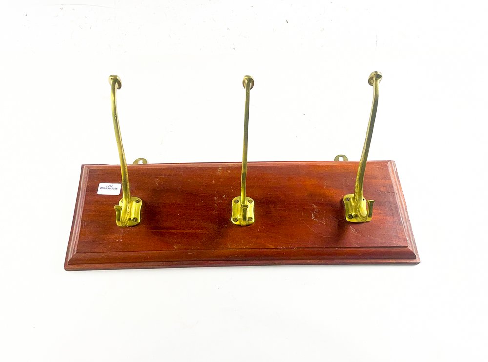 Perchero de Madera con Ganchos de Bronce