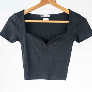 Lote siguiente: Conjunto Zara: Top Rayado y Top Negro Talle S