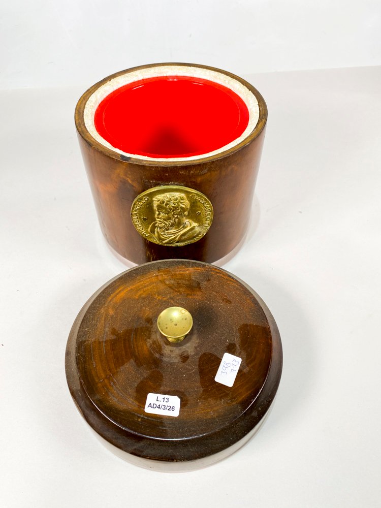 Hielera en madera con tapa de bronce decorada - imagen 2