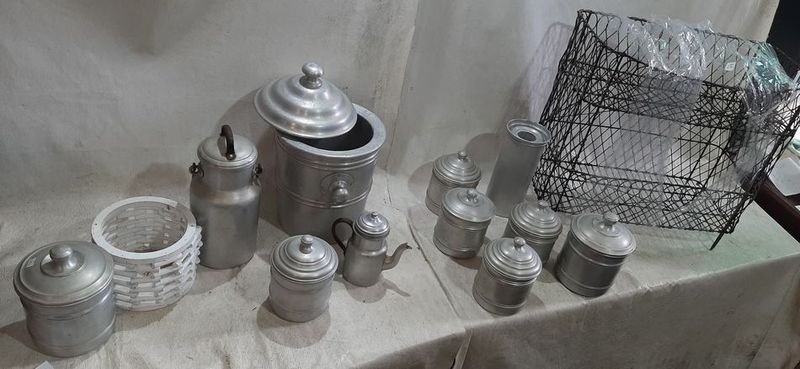 Juguetes de Aluminio Antiguos con Tapa en Canastera