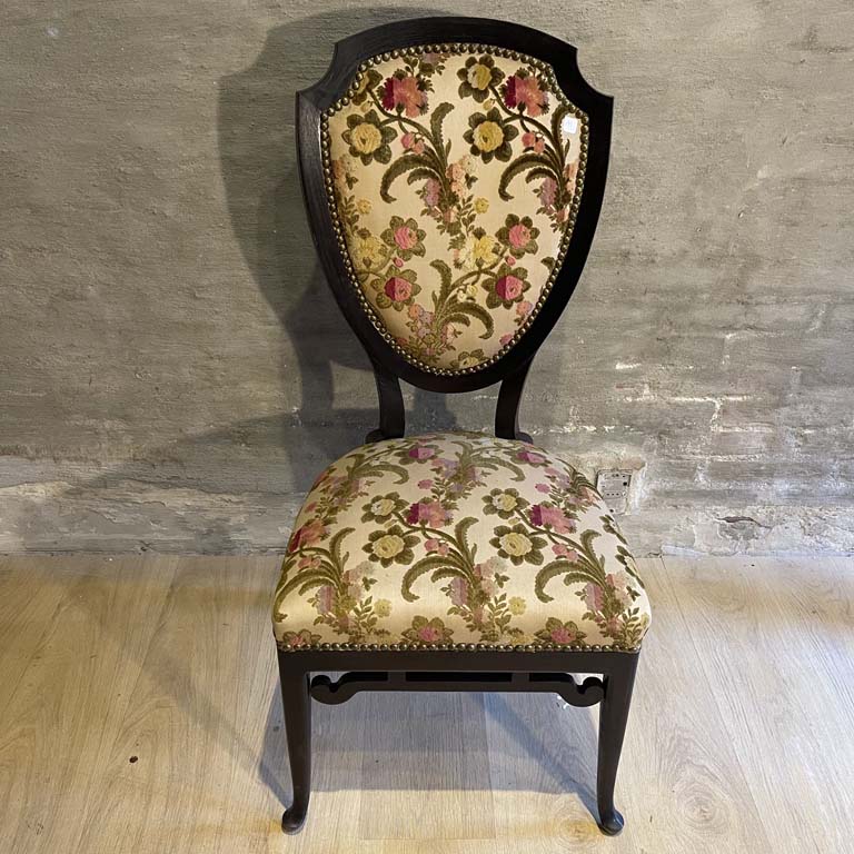 Lote siguiente: Silla inglesa tapizada en pana floral - Medidas: 47x42x100cm