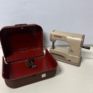 Lote anterior: Máquina de Coser Elna Junior Suiza con Estuche Metálico