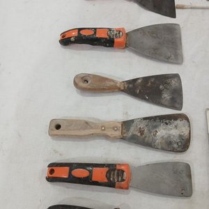 Lote de Herramientas de Construcción: Plomada, Espátulas y Rodillos - imagen 3