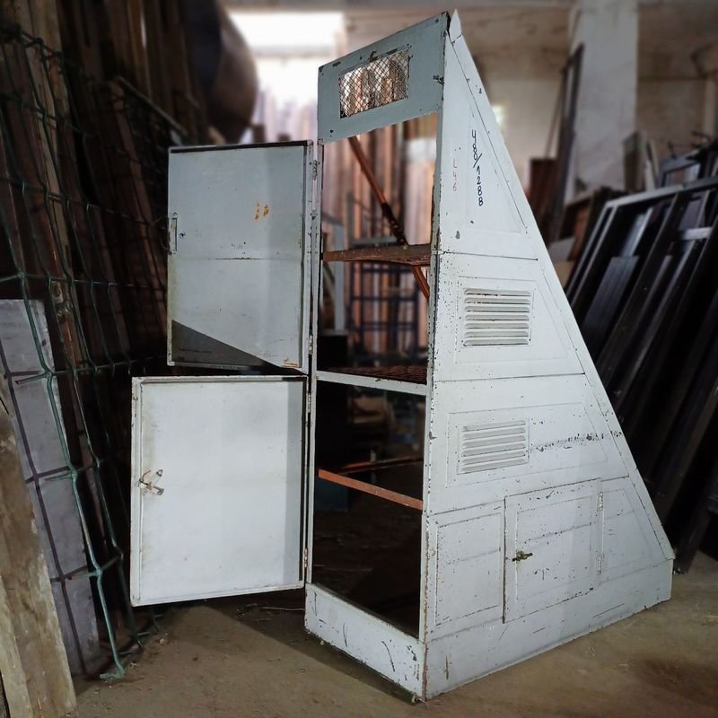 Armario bajo escalera de hierro: Mueble práctico y estético - imagen 5