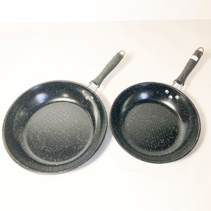 Set de Dos Sartenes Esmaltados Negros con Puntos Blancos - imagen 2