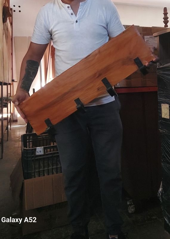 Perchero rustico en madera con perchas de hierro - imagen 4