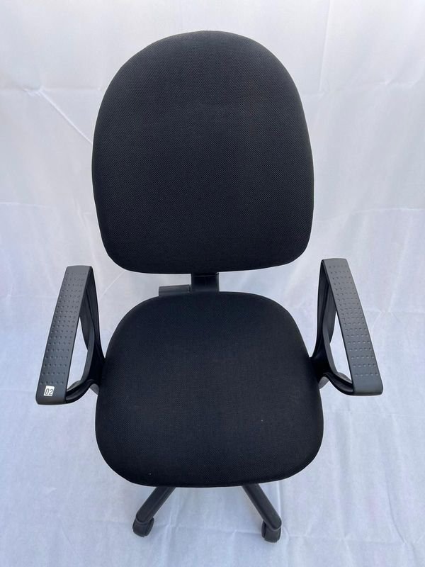 Silla de escritorio negra con diseño ergonómico - imagen 1