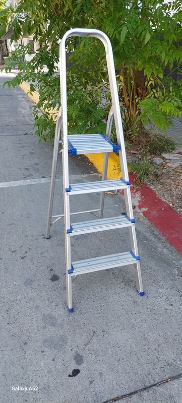 Escalera en aluminio con laterales azules - imagen 2