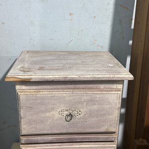 Lote siguiente: Mesa de Luz Antigua con Dos Cajones