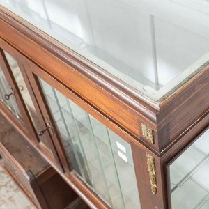 Vitrina Antigua de Nogal con Apliques de Bronce y Espejo Biselado - imagen 2