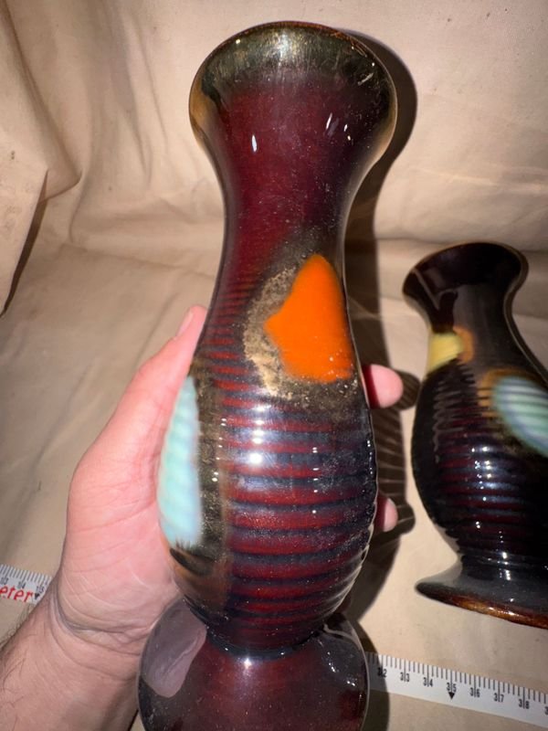 Par de Jarrones Vintage Mid-Century Cerámica Esmaltada Borgoña y Amarillo