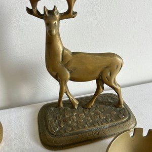 Lote de Adornos de Bronce Macizo: Ciervo, Cenicero Pipa y Bandeja Decorada - imagen 5