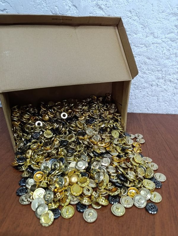 Botones metálicos en caja