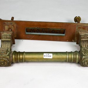 Manijón de Bronce Labrado Floral con Cartero "Cartas" - imagen 2