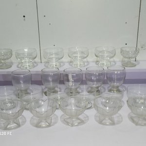 Lote siguiente: 22 Copas de Postre de Vidrio en Varios Diseños