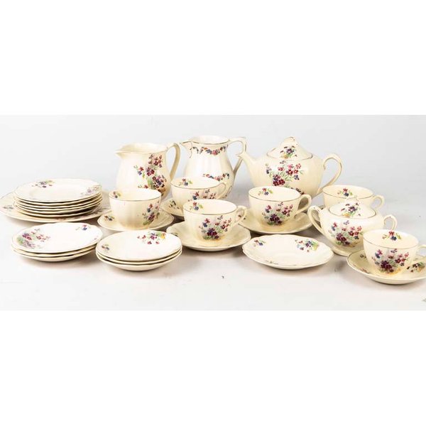30 Piezas de té de loza inglesa J&G Meakin. Decorado flores, borde dorado (con desgaste). Piezas craqueladas Medidas: 10x7 cm - imagen 1