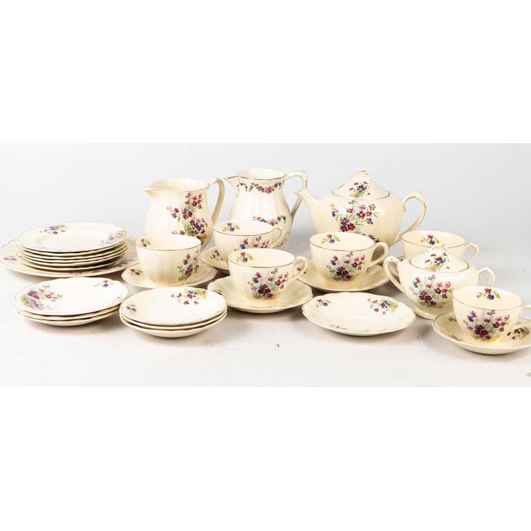 30 Piezas de té de loza inglesa J&G Meakin. Decorado flores, borde dorado (con desgaste). Piezas craqueladas Medidas: 10x7 cm