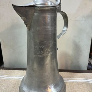 Lote siguiente: Jarra Antigua de Estaño con Tapa y Grabado