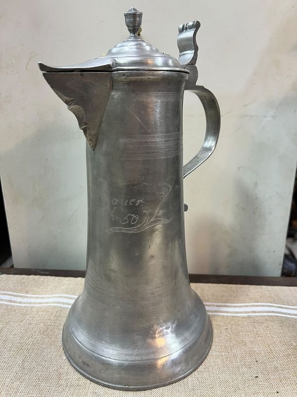 Jarra Antigua de Estaño con Tapa y Grabado