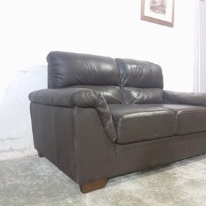 Sofá de 2 cuerpos en cuero marrón oscuro con patas de madera - imagen 4