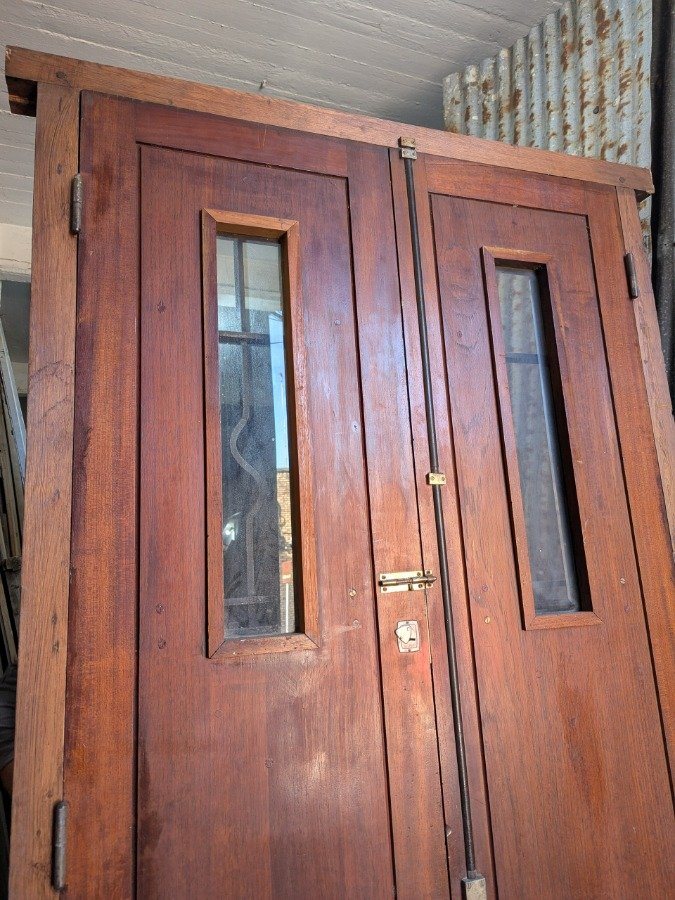 Puerta doble exterior en cedro con marco de pinotea - imagen 11