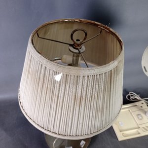 Lote de Dos Lámparas de Mesa: Moderna y Clásica - imagen 3