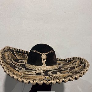 Sombrero Mexicano Charro Bordado Dorado y Lentejuelas - imagen 1