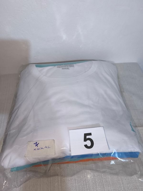Colección de camisetas y ropa en diferentes colores y diseños - imagen 2
