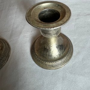 Par de Veladores de Platina con Base Repujada - imagen 4