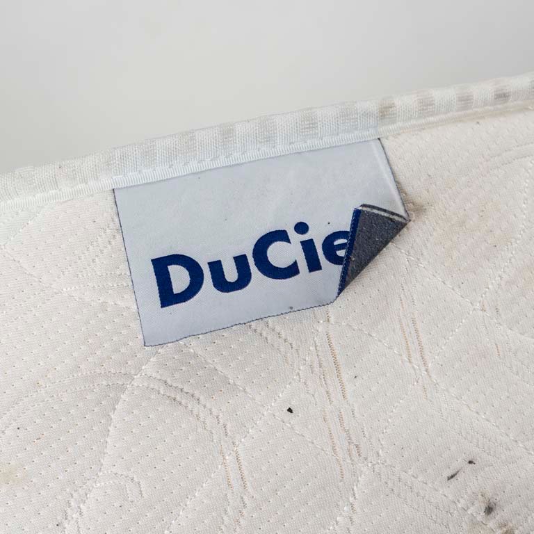 Colchón de 1 plaza DuCie color blanco con manchas - imagen 2