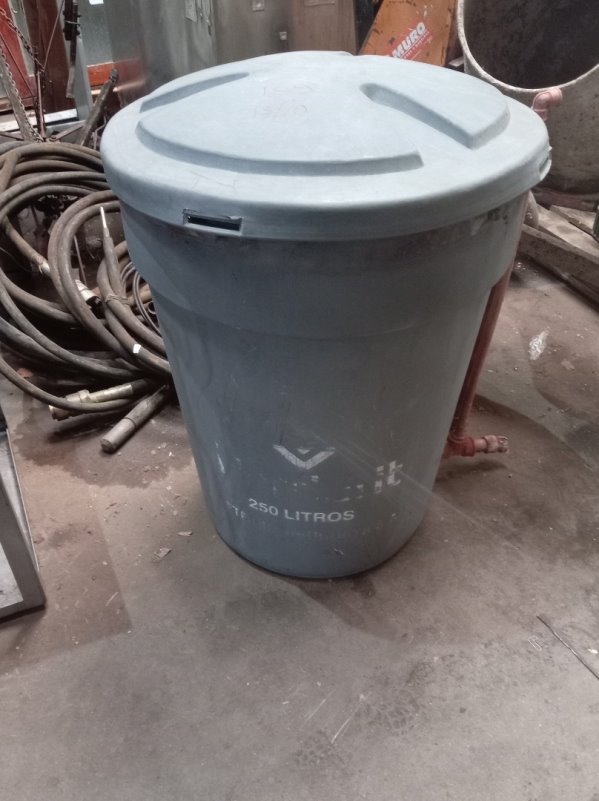 Tanque de Agua de PVC Gris 250 Litros con Tapa Agrietada