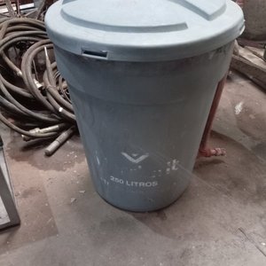 Lote siguiente: Tanque de Agua de PVC Gris 250 Litros con Tapa Agrietada