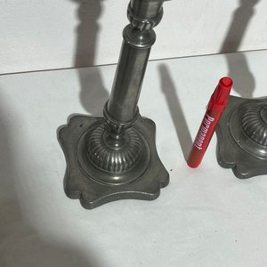 Par de Veladores de Peltre Estilo Clásico - imagen 6