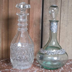 Botellón para Whisky en Cristal Tallado y Licorera de Vidrio con Repujes Metálicos - imagen 1