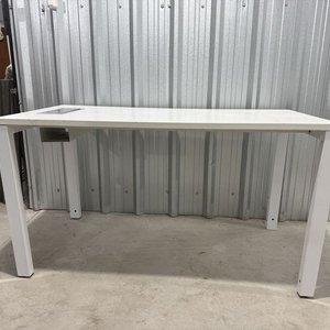 Escritorio Blanco Moderno con Estructura Metálica y Tapa de Madera - imagen 8