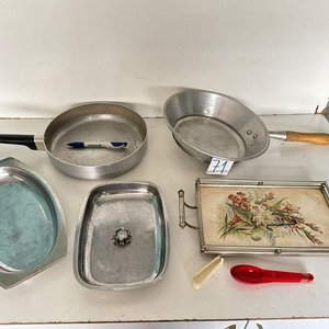 Lote de Utensilios de Cocina: 2 Sartenes de Aluminio, Bandejas de Acero Inoxidable y Bandeja Antigua Decorativa - imagen 4