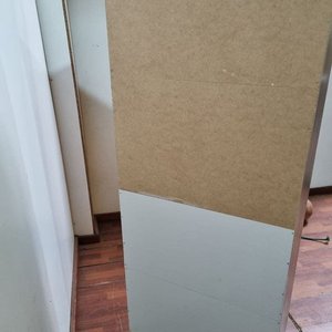 Estantería Oscura con Puertas y Estantes Interiores - imagen 4