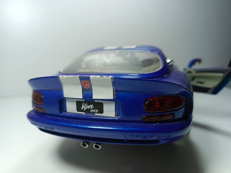 Coche de colección a escala 1/18 de la marca Burago, modelo Viper GTS - imagen 4