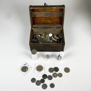 Lote siguiente: Cofre Antiguo con Colección de Monedas Varias