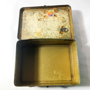 Lote de 3 piezas: Colador metálico, plato esmaltado azul y lata decorativa vintage - imagen 3