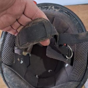 Casco de Motocicleta Negro con Detalles Plateados - imagen 2