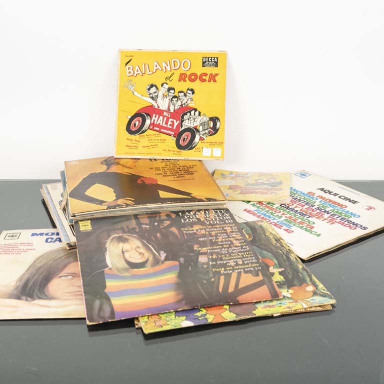 Lote siguiente: Lote de discos vintage y colección de música en vinilo