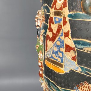 Jarrón Satsuma con Diseños en Relieve y Figuras Orientales - imagen 6