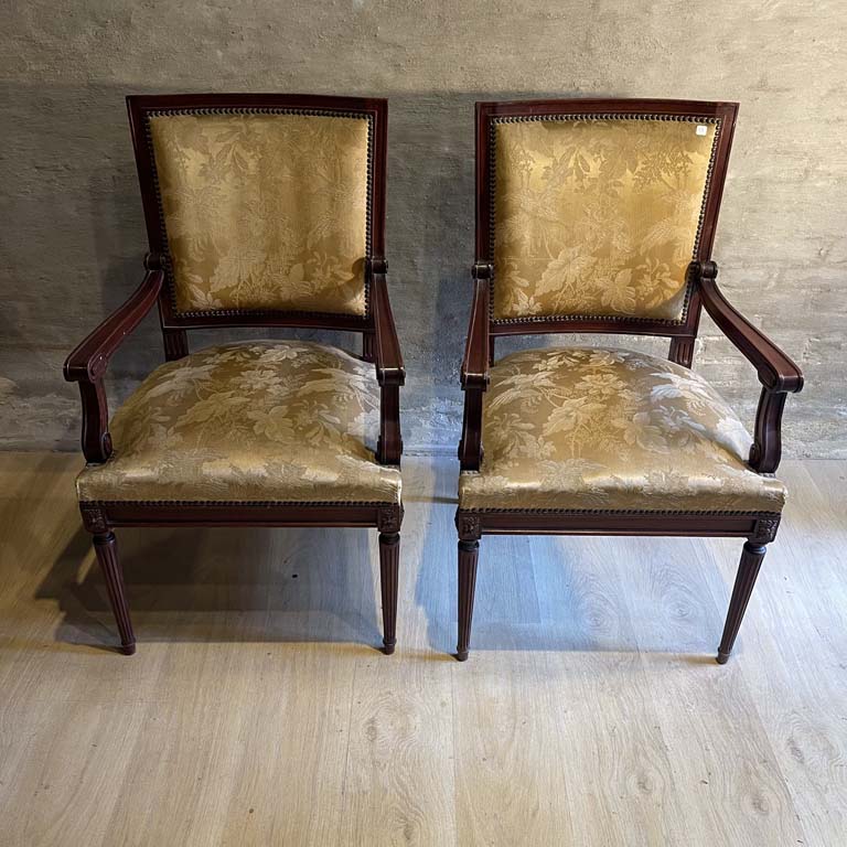 Lote anterior: 2 sillones ingleses en caoba con tachas - Medidas: 58x50x97cm