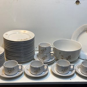 Lote Vajilla Porcelana OLMOS Hojas Doradas: Platos, Tazas y Fuentes - imagen 2